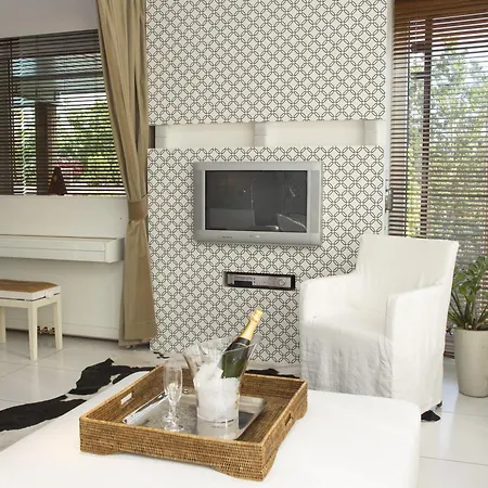 Apartament Pavi Apts - Private Rooftop Swimming Pool *