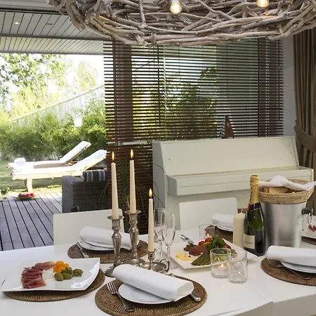 Apartament Pavi Apts - Private Rooftop Swimming Pool *