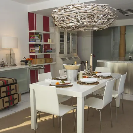 Pavi Apts - Private Rooftop Swimming Pool