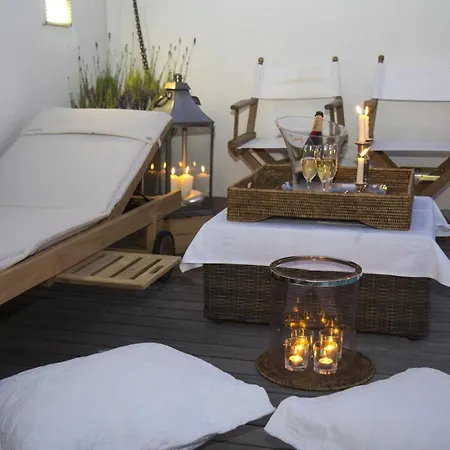 Pavi Apts - Private Rooftop Swimming Pool *