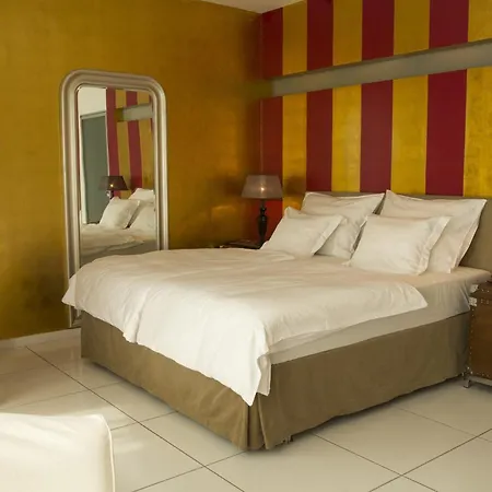 Pavi Apts - Private Rooftop Swimming Pool