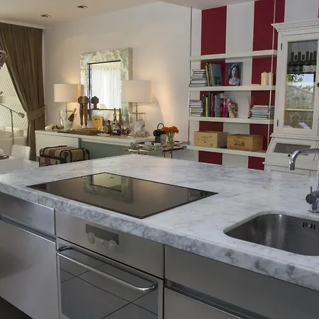 Pavi Apts - Private Rooftop Swimming Pool Apartmán