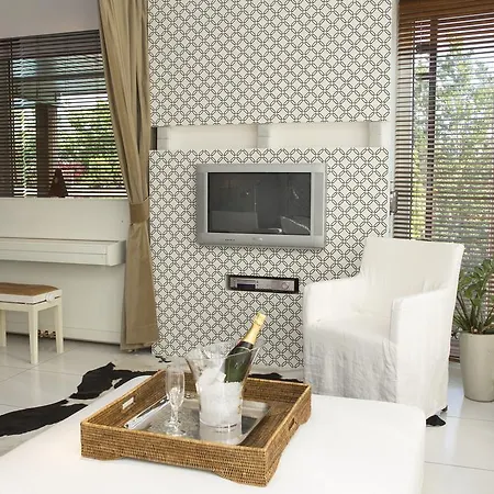 Apartament Pavi Apts - Private Rooftop Swimming Pool