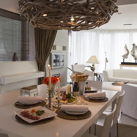 Pavi Apts - Private Rooftop Swimming Pool Appartamento