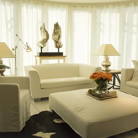 Pavi Apts - Private Rooftop Swimming Pool