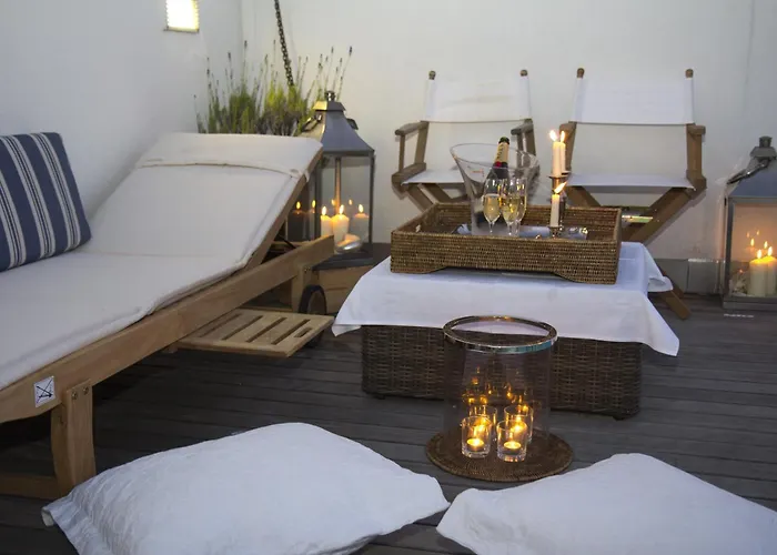 Pavi Apts - Private Rooftop Swimming Pool *