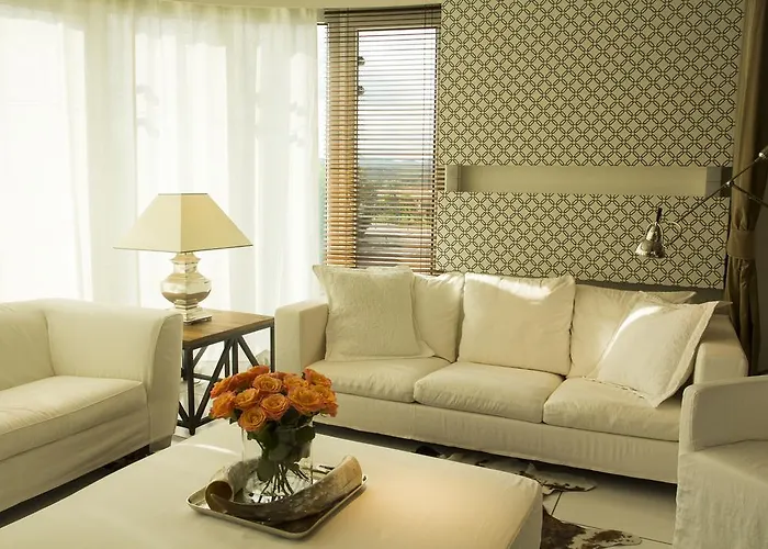 Pavi Apts - Private Rooftop Swimming Pool