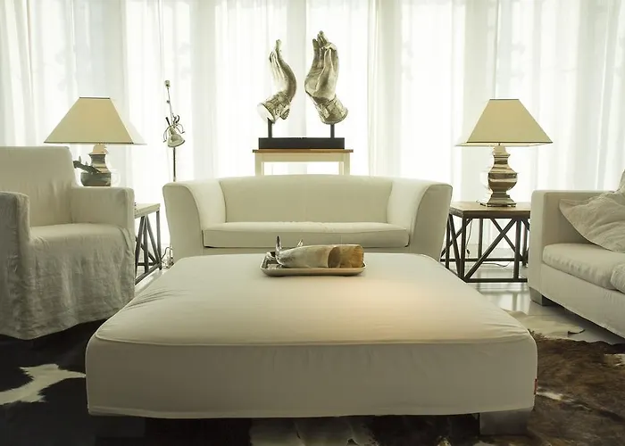 Pavi Apts - Private Rooftop Swimming Pool *