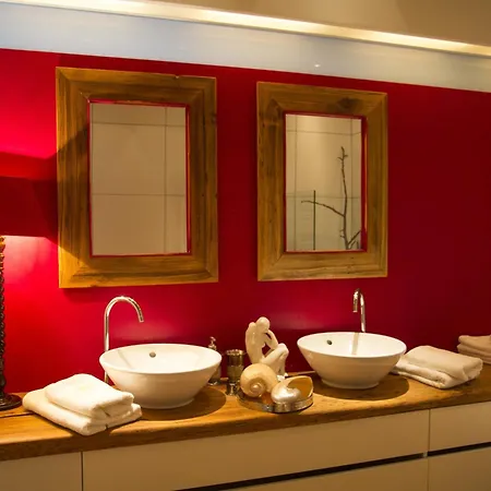 Pavi Apts - Private Rooftop Swimming Pool דירה